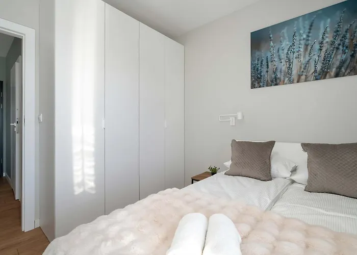 Bright Bulgarska With Parking Near Enea Stadium By Renters بوزنان